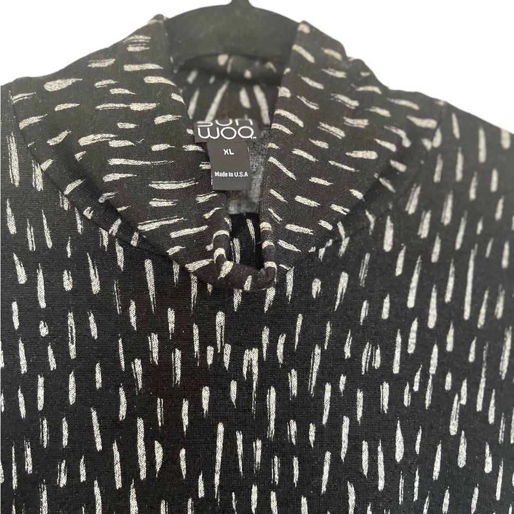 CLARA SUN WOO XL. BLACK AND GRAY PRINT WITH OPEN SHOULDERS. TUNIC. Striking.
